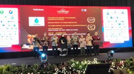 Bupati Brebes beserta Jajaran DIreksi PT Tirta Baribis Brebes terima BUMD Award 2025