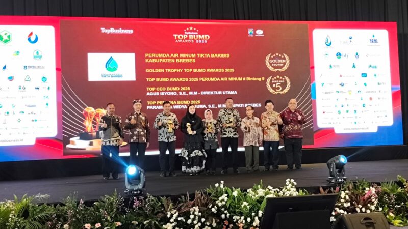 Bupati Brebes beserta Jajaran DIreksi PT Tirta Baribis Brebes terima BUMD Award 2025