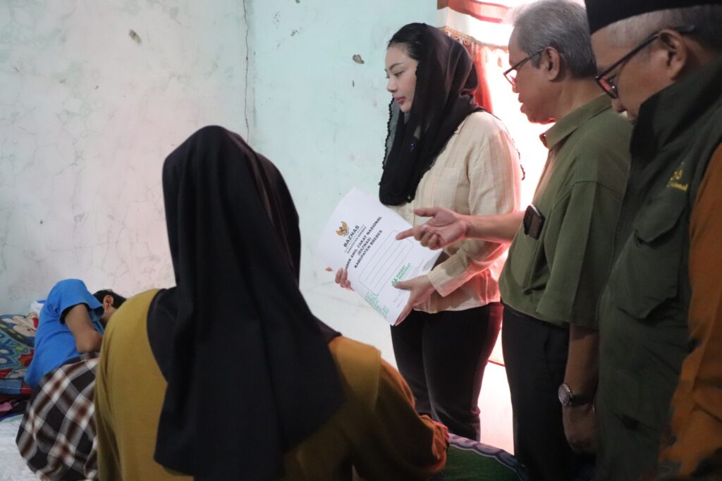 Bupati Brebes Kunjungi Warga Penderita Kanker Usus