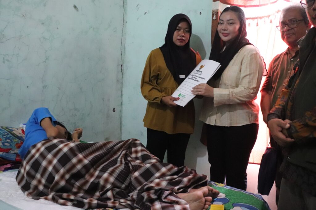 Bupati Brebes Kunjungi Warga Penderita Kanker Usus