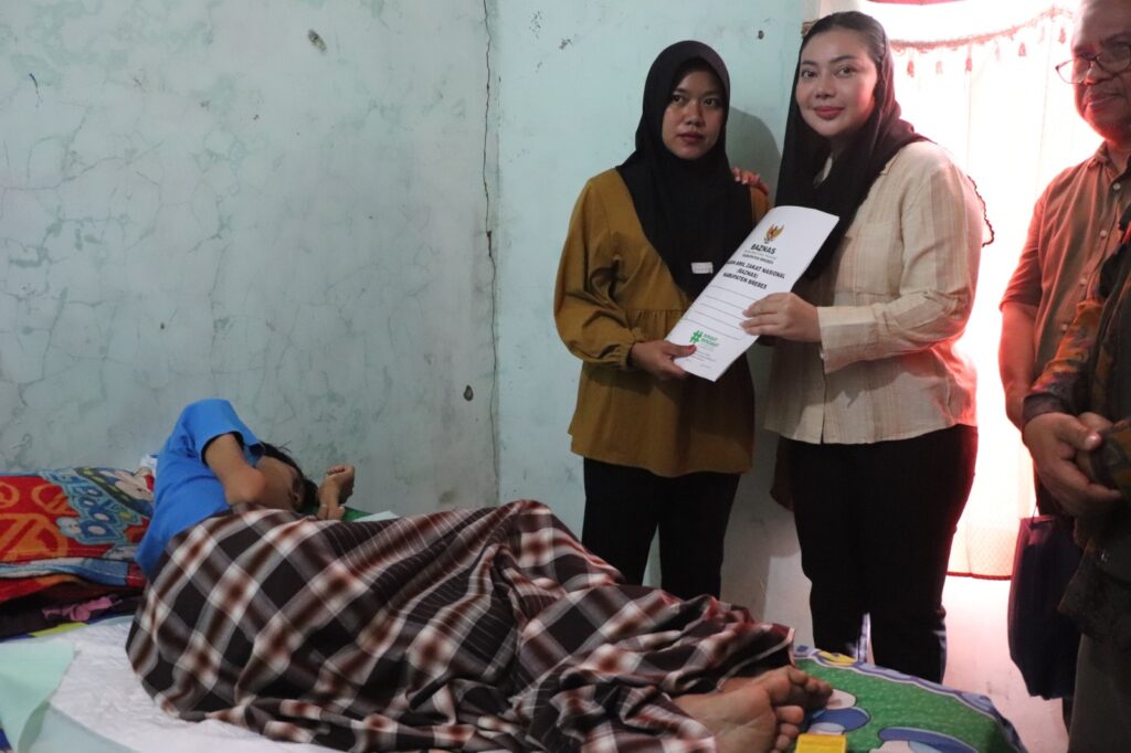 Bupati Brebes Kunjungi Warga Penderita Kanker Usus