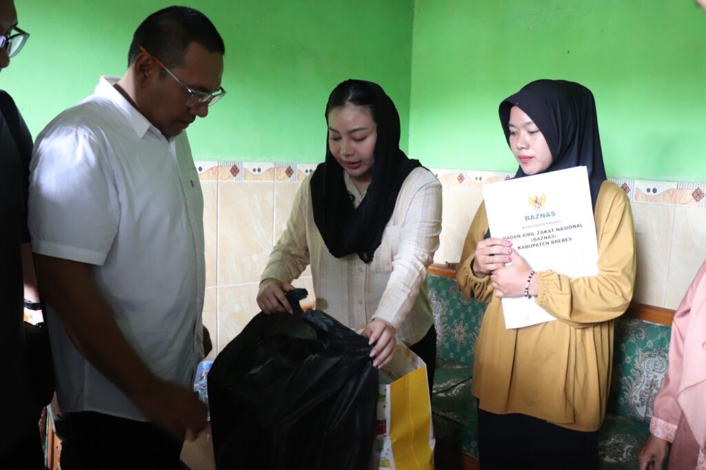 Bupati Brebes Kunjungi Warga Penderita Kanker Usus