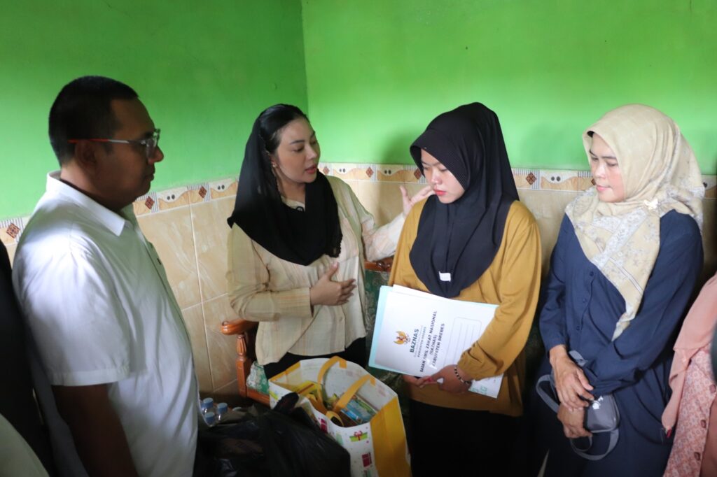 Bupati Brebes Kunjungi Warga Penderita Kanker Usus