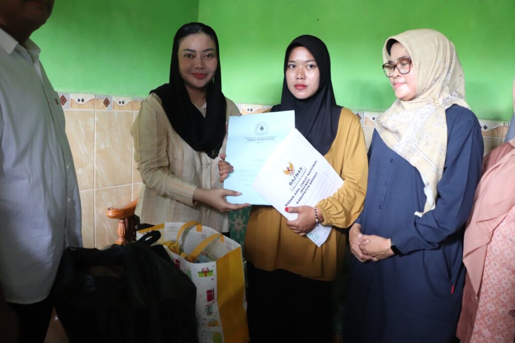 Bupati Brebes Kunjungi Warga Penderita Kanker Usus