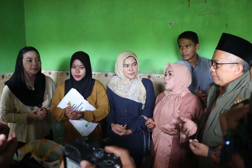 Bupati Brebes Kunjungi Warga Penderita Kanker Usus