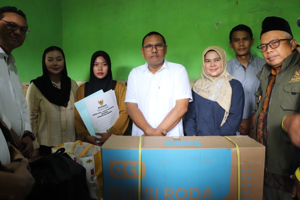 Bupati Brebes Kunjungi Warga Penderita Kanker Usus