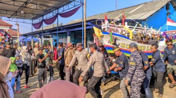 Polsek Bulakamba Amankan Tradisi Larung Sesaji dalam Rangka Sedekah Laut di Desa Pulogading