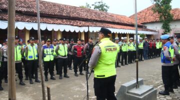 Kapolres Brebes Pimpin Apel Pengamanan Pengajian Umum di Ponpes Al-Mumajjad Limbangan