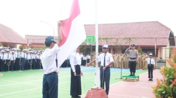 Bhabinkamtibmas Polsek Songgom Jadi Pembina Upacara, Kuatkan Karakter dan Wawasan Kebangsaan Pelajar SMP N 3 Songgom