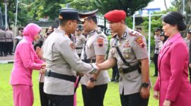 Kapolres Brebes memberikan ucapan selamat kepada Pejabat Kasat Reskrim Baru Polres Brebes