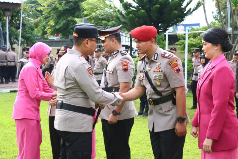 Kapolres Brebes memberikan ucapan selamat kepada Pejabat Kasat Reskrim Baru Polres Brebes