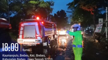 Polri Sigap Bantu Penanganan Pohon Tumbang di Tengah Hujan Deras