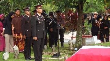 Wakapolres Brebes Pimpin Upacara Pemakaman Kedinasan Aiptu Lilik Anam Setiyoko di TMP Karangbirahi